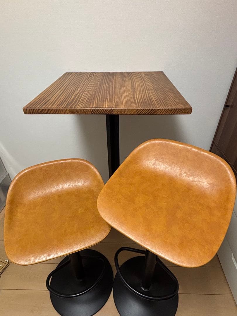 テーブルとハイチェア2脚