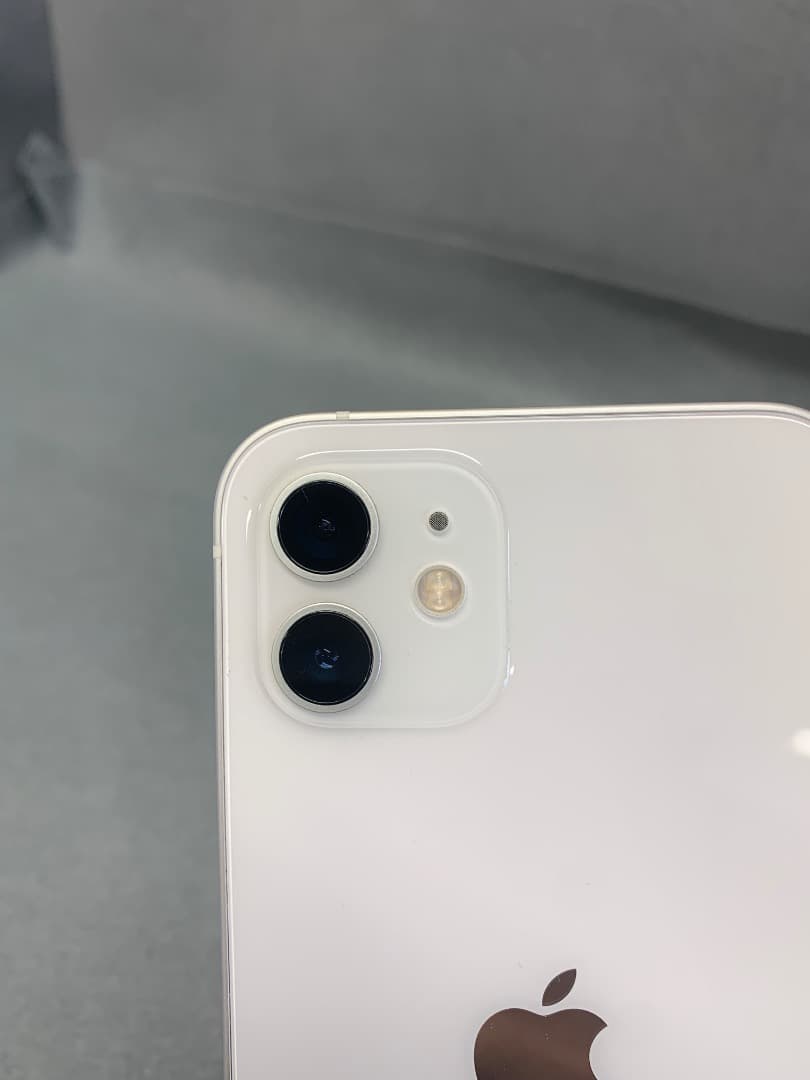 中古　国内版　SIMフリー　iPhone12　64GB　ホワイト色