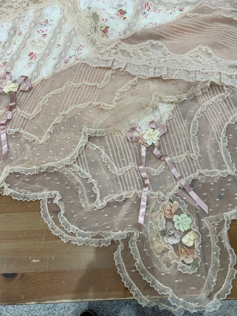 新品未使用さえらアキアカネ花柄レース付きマルチカバーテーブルクロス180×180