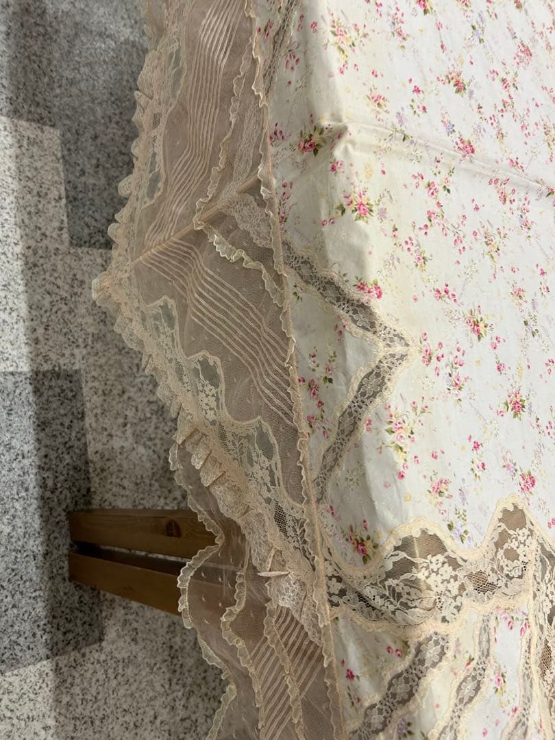 新品未使用さえらアキアカネ花柄レース付きマルチカバーテーブルクロス180×180