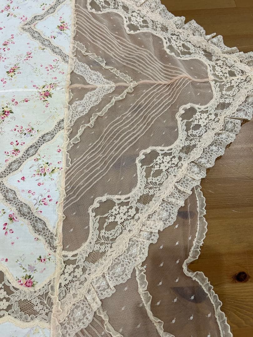 新品未使用さえらアキアカネ花柄レース付きマルチカバーテーブルクロス180×180