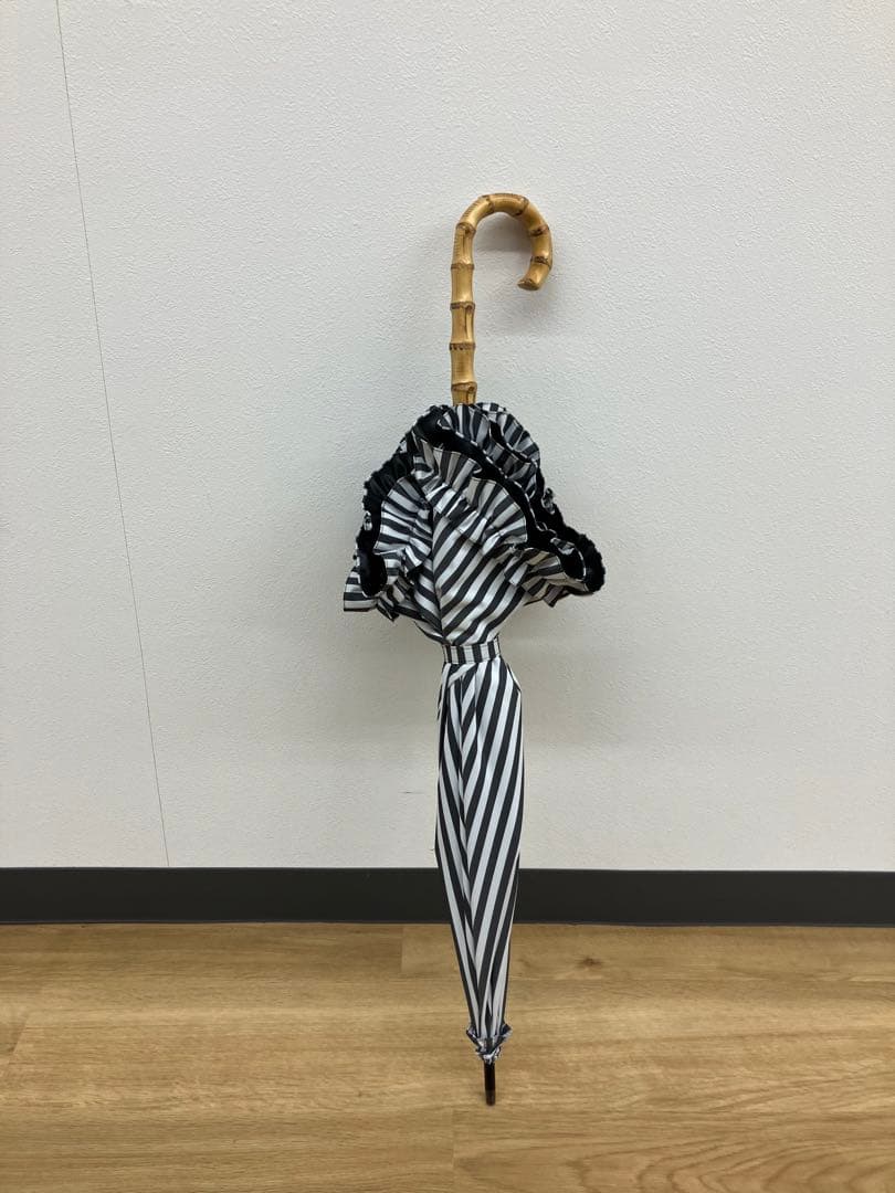 【サンバリア100】Mサイズ 白黒ストライプ フリル