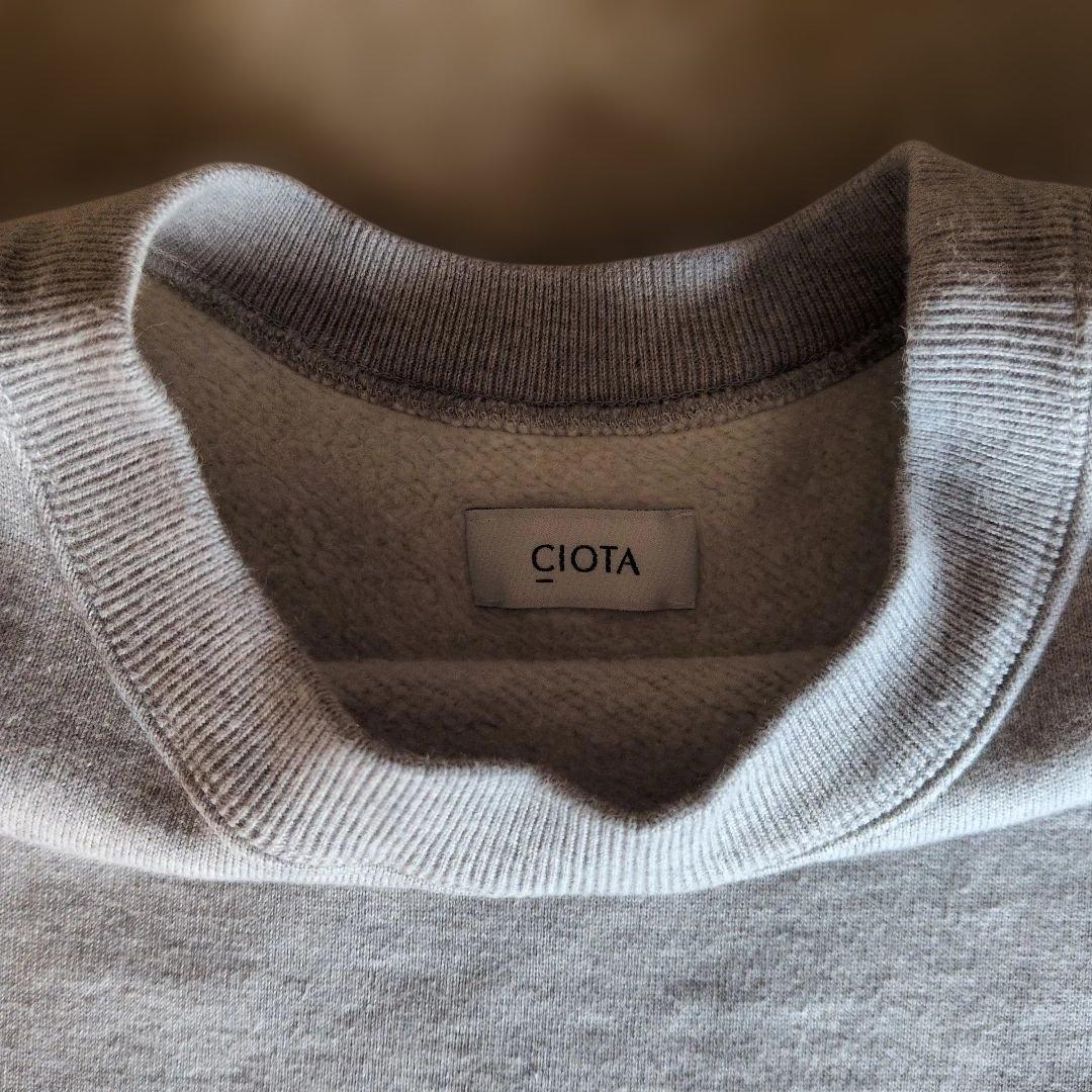 CIOTA グレー クルーネックスウェット