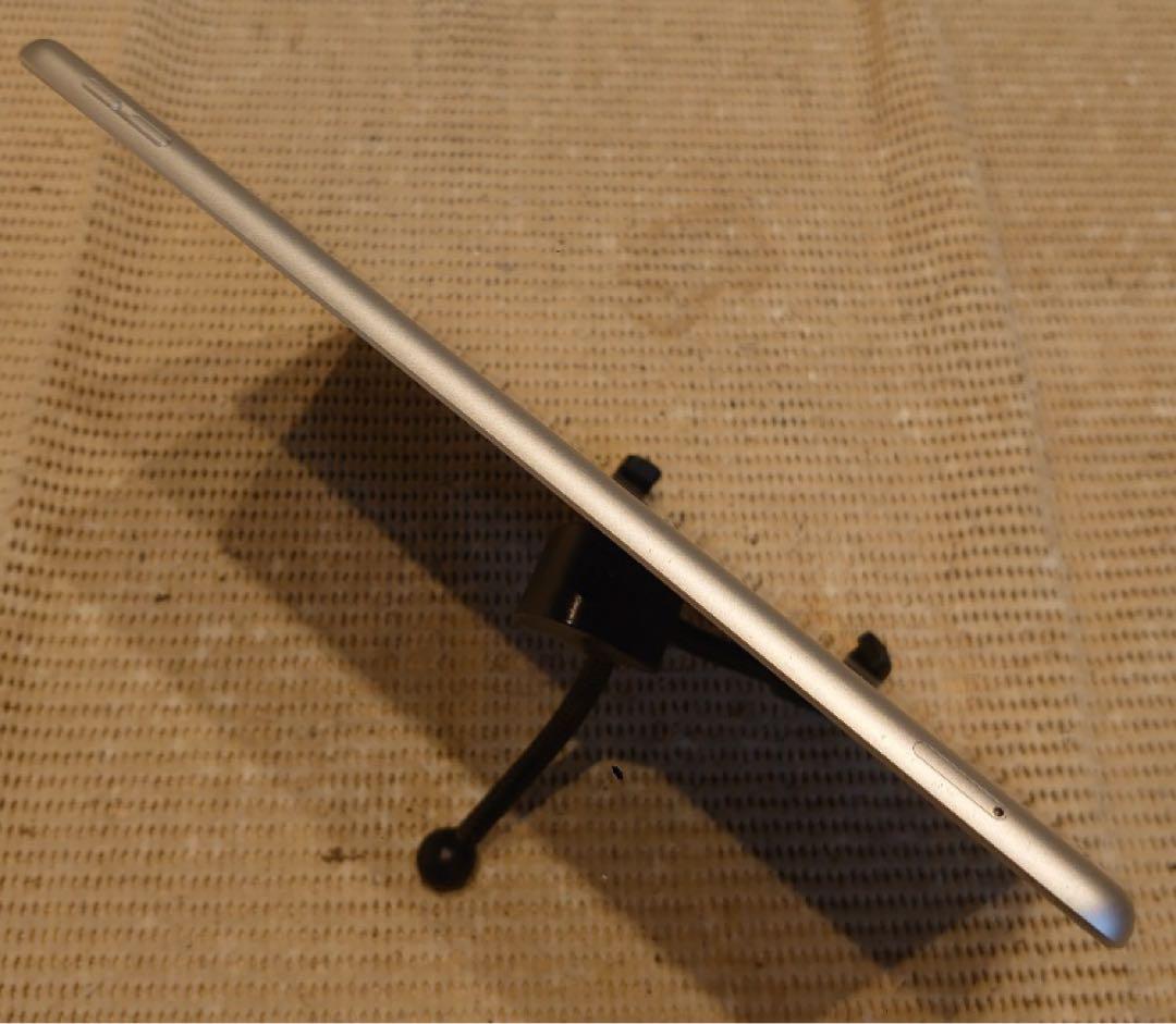 完動品SIMフリー液晶無傷iPad第8世代本体128GB送料込LQ1KR