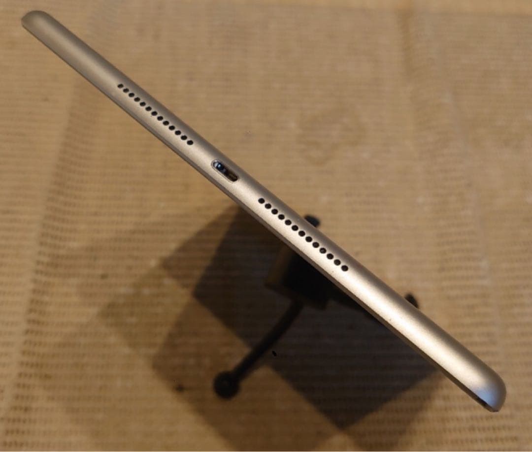 完動品SIMフリー液晶無傷iPad第8世代本体128GB送料込LQ1KR