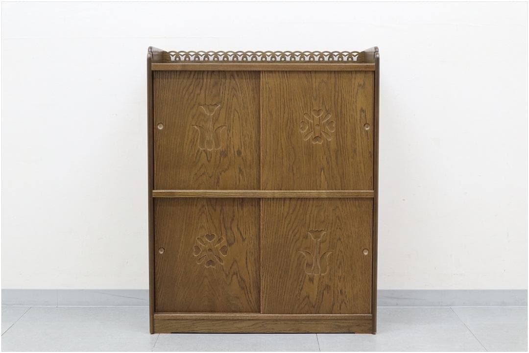 美品 パリの雑貨屋 引き戸 天然木 小物収納 ディスプレイ棚 本収納 飾り棚