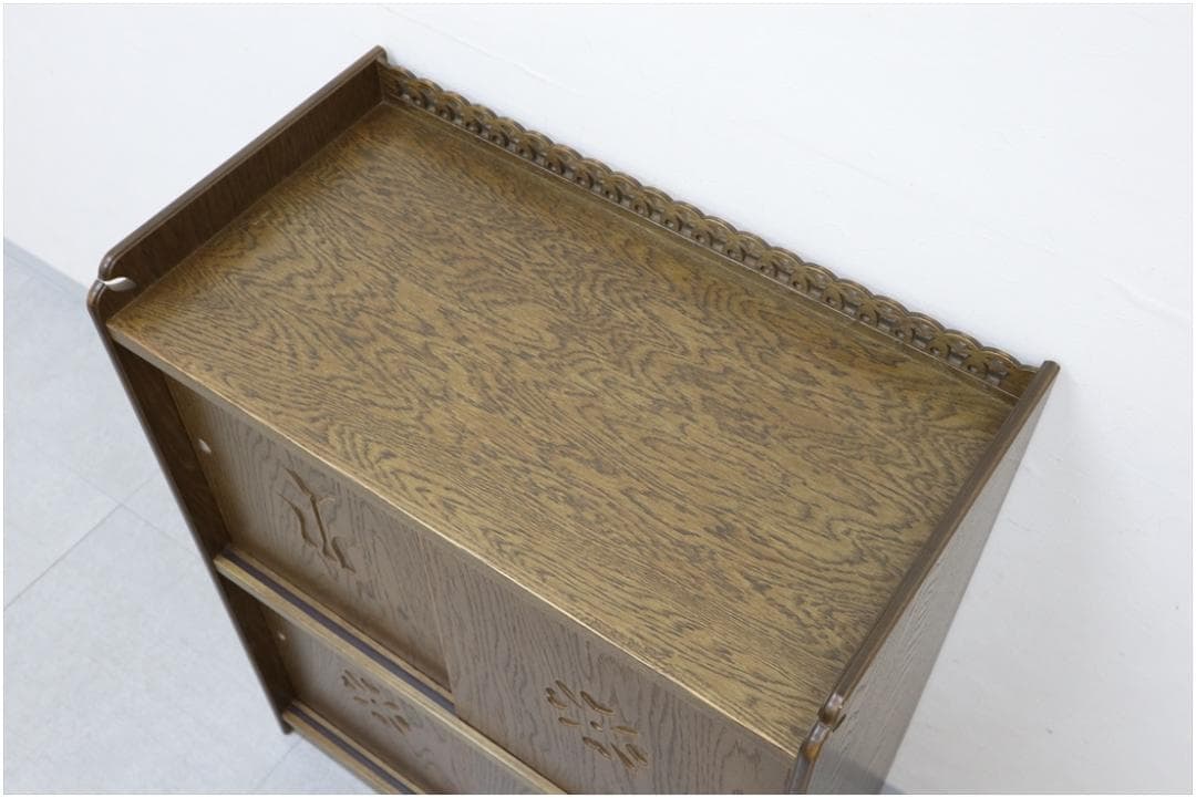 美品 パリの雑貨屋 引き戸 天然木 小物収納 ディスプレイ棚 本収納 飾り棚