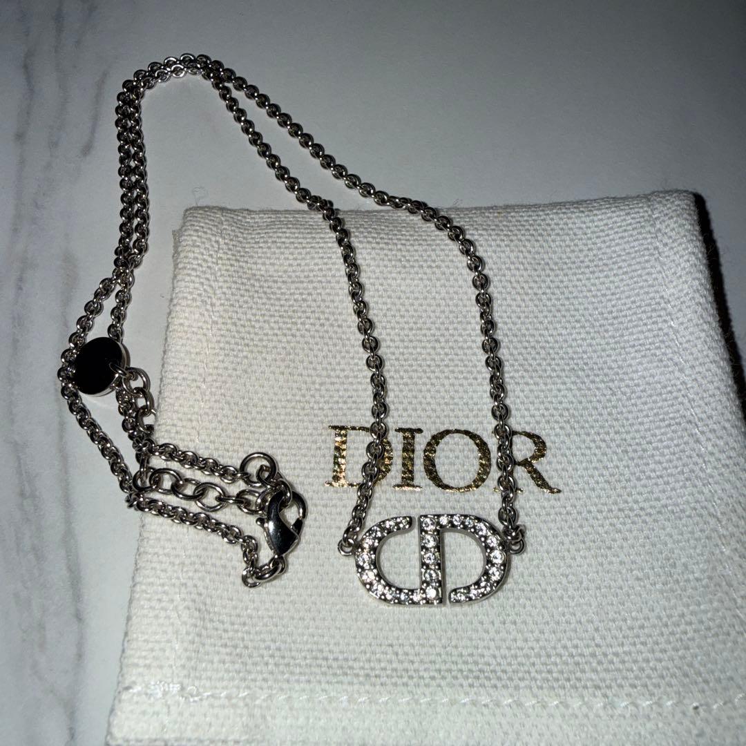 Dior クリスタルロゴネックレス