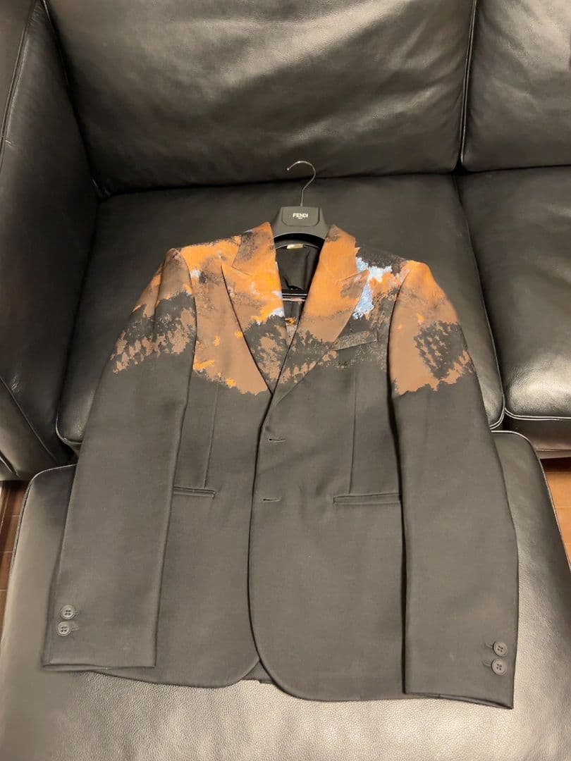 アート風テーラードジャケット 黒とオレンジ