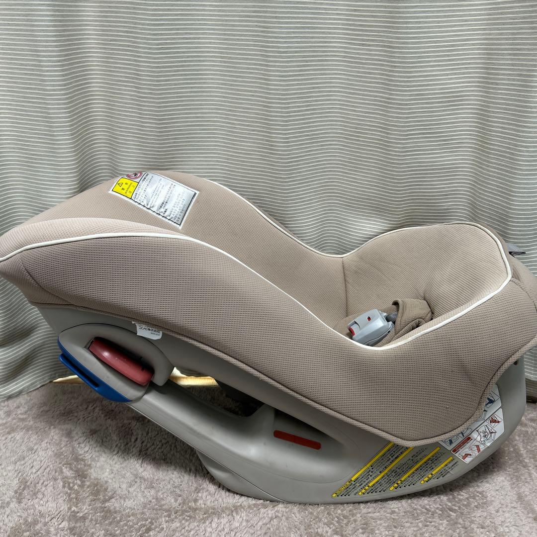 コンビ　 チャイルドシート ヘーゼルナッツ