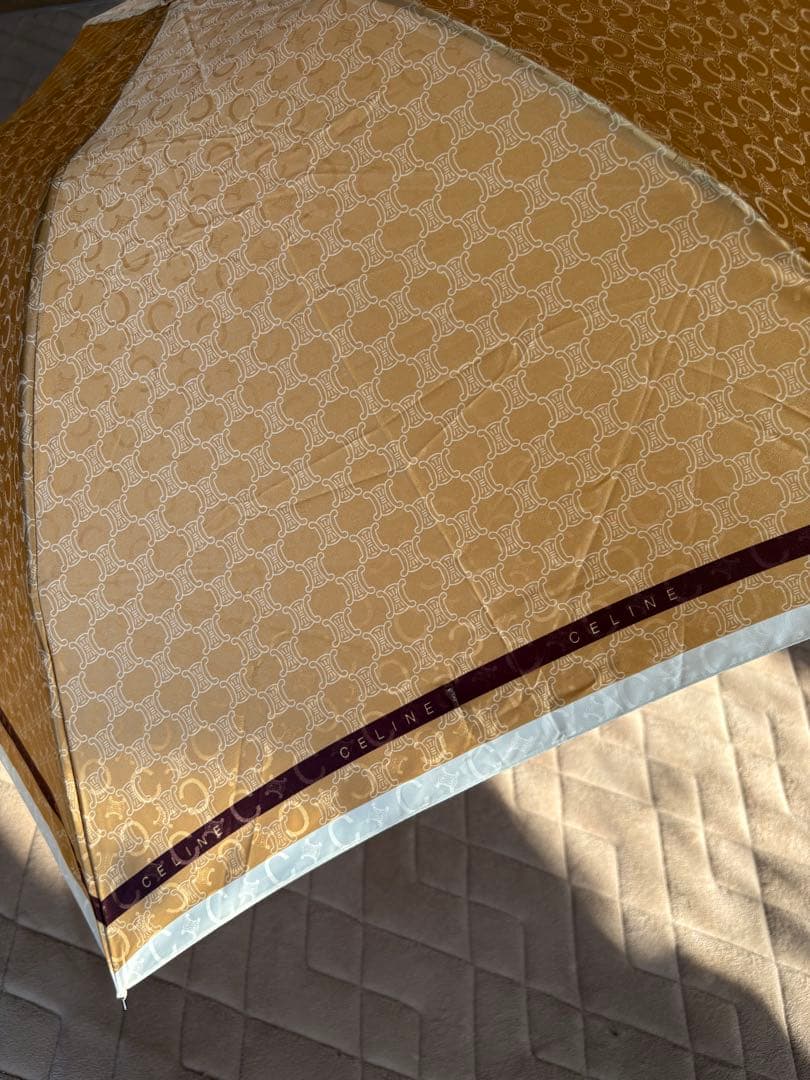 セリーヌ 折りたたみ傘 ベージュとブラウン デザイン