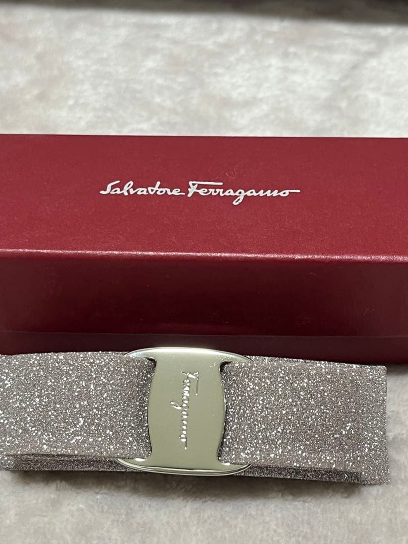 フェラガモ　バレッタ　きらきらグリッターピンク　シルバー