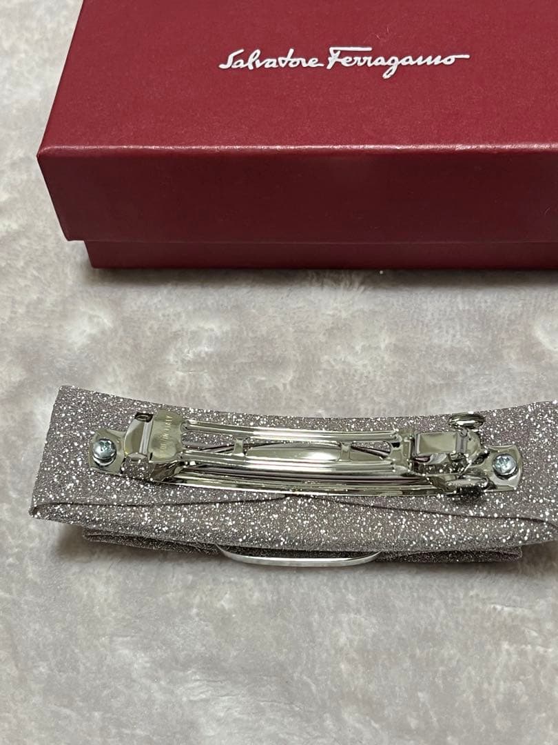 フェラガモ　バレッタ　きらきらグリッターピンク　シルバー