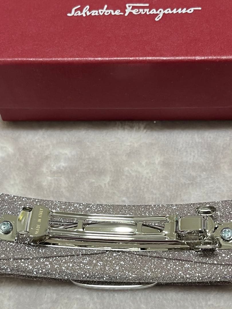 フェラガモ　バレッタ　きらきらグリッターピンク　シルバー