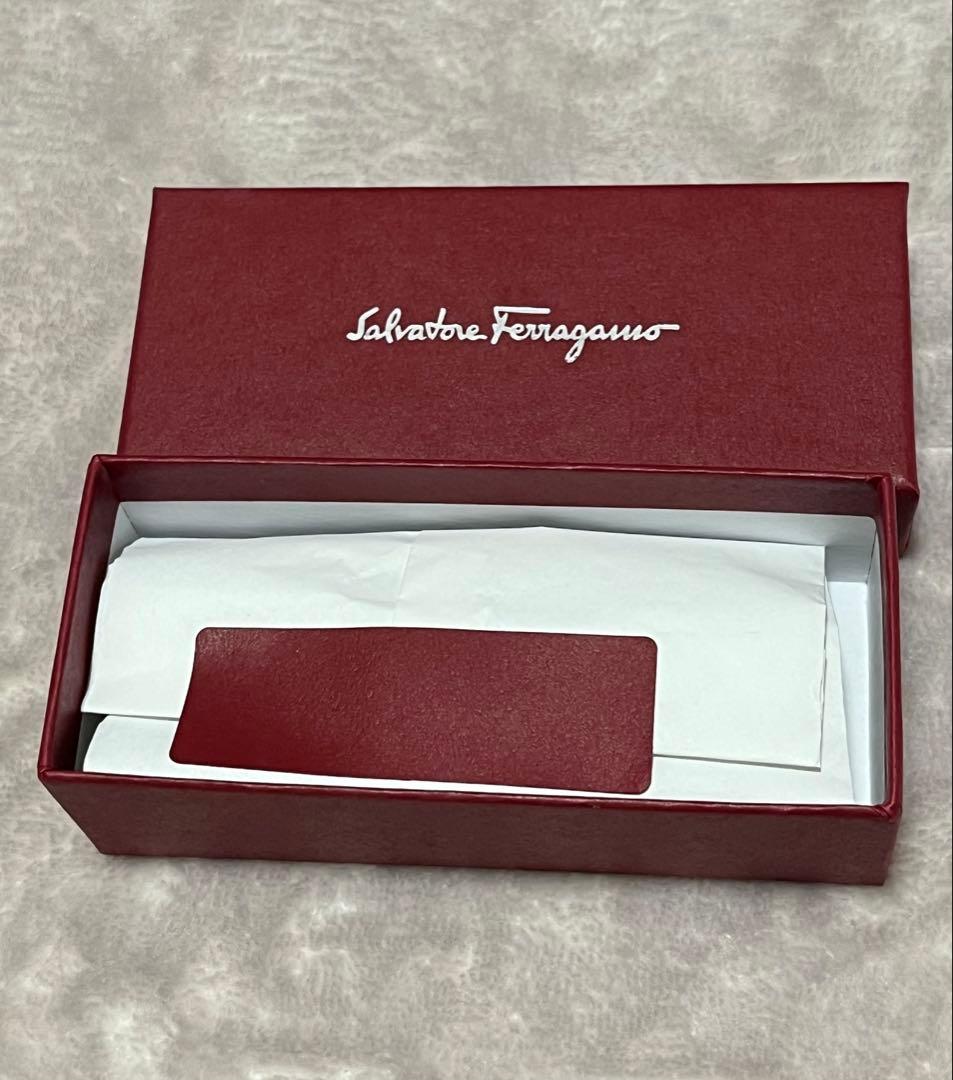 フェラガモ　バレッタ　きらきらグリッターピンク　シルバー