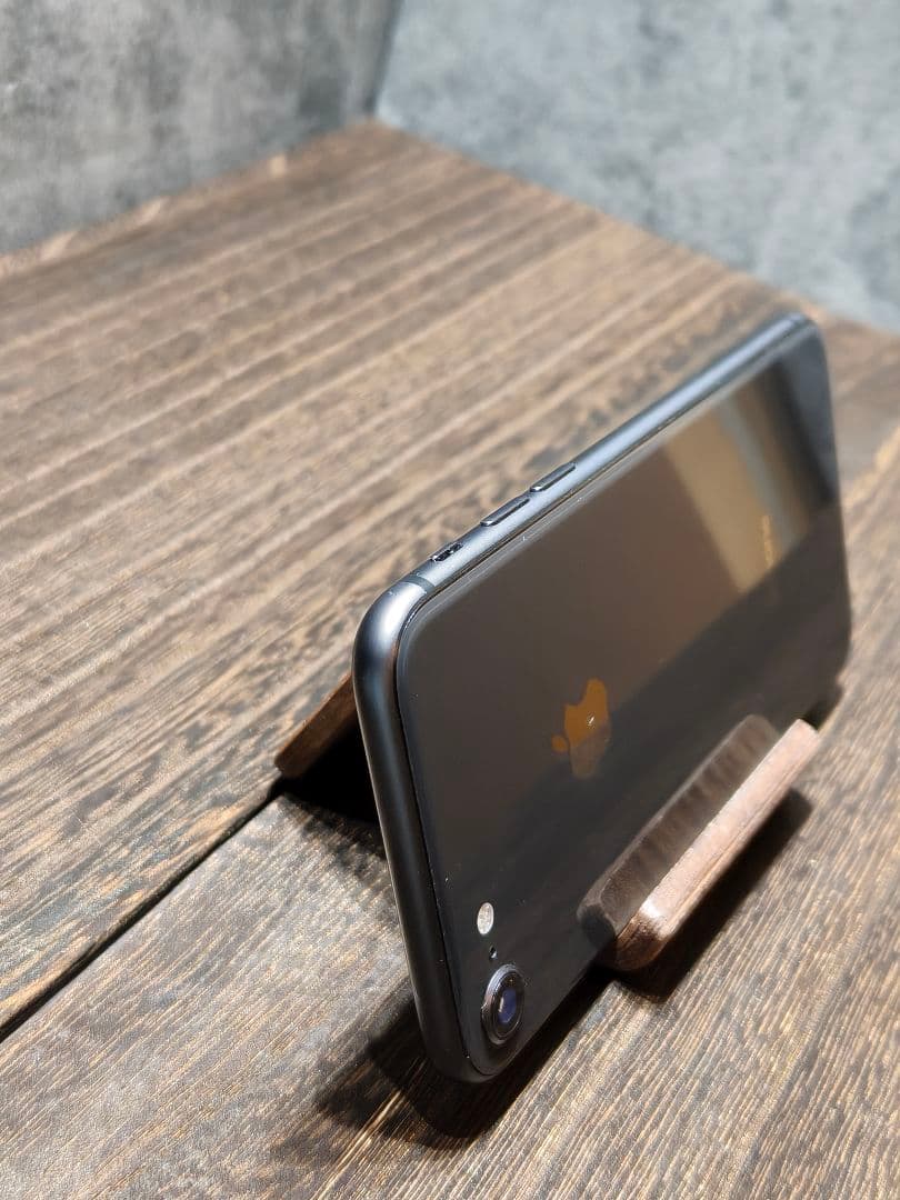 美品 iphone8 64GB SIMフリー スマホ