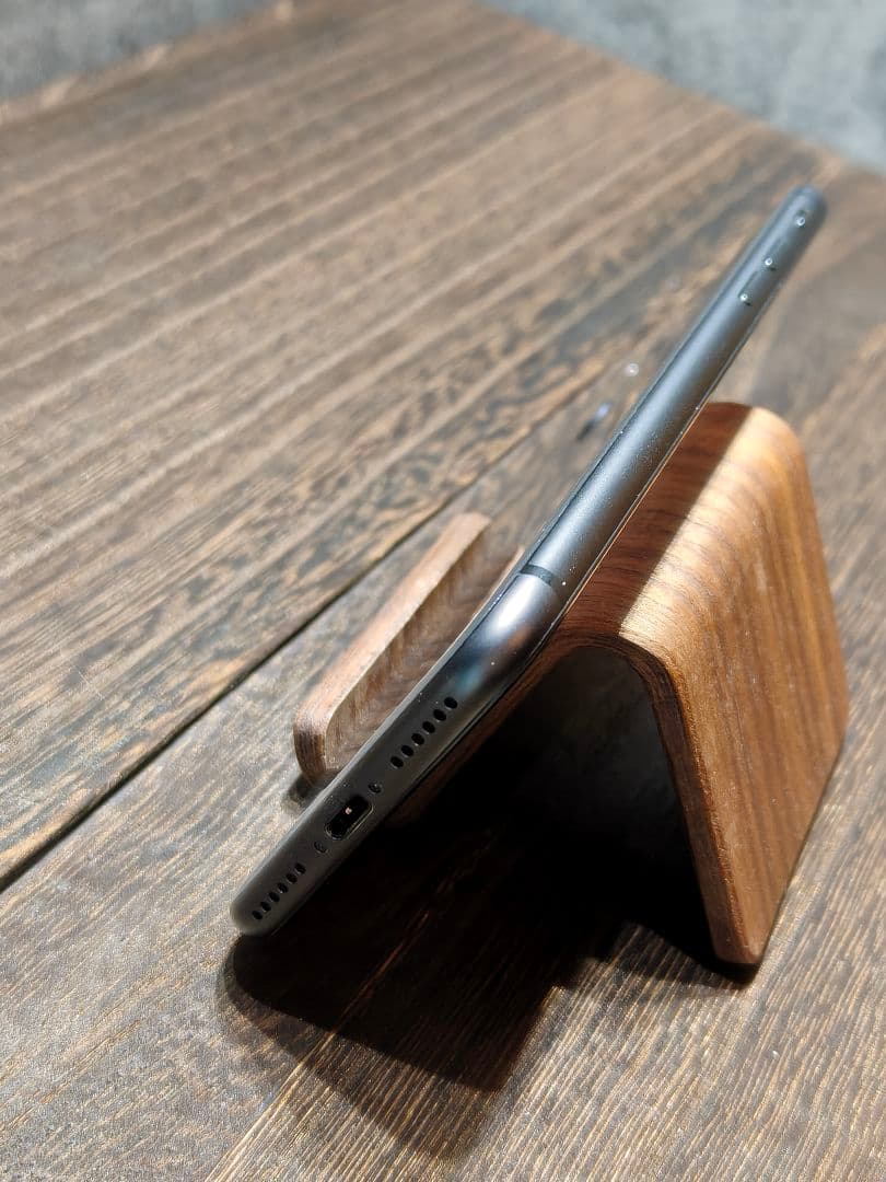 美品 iphone8 64GB SIMフリー スマホ