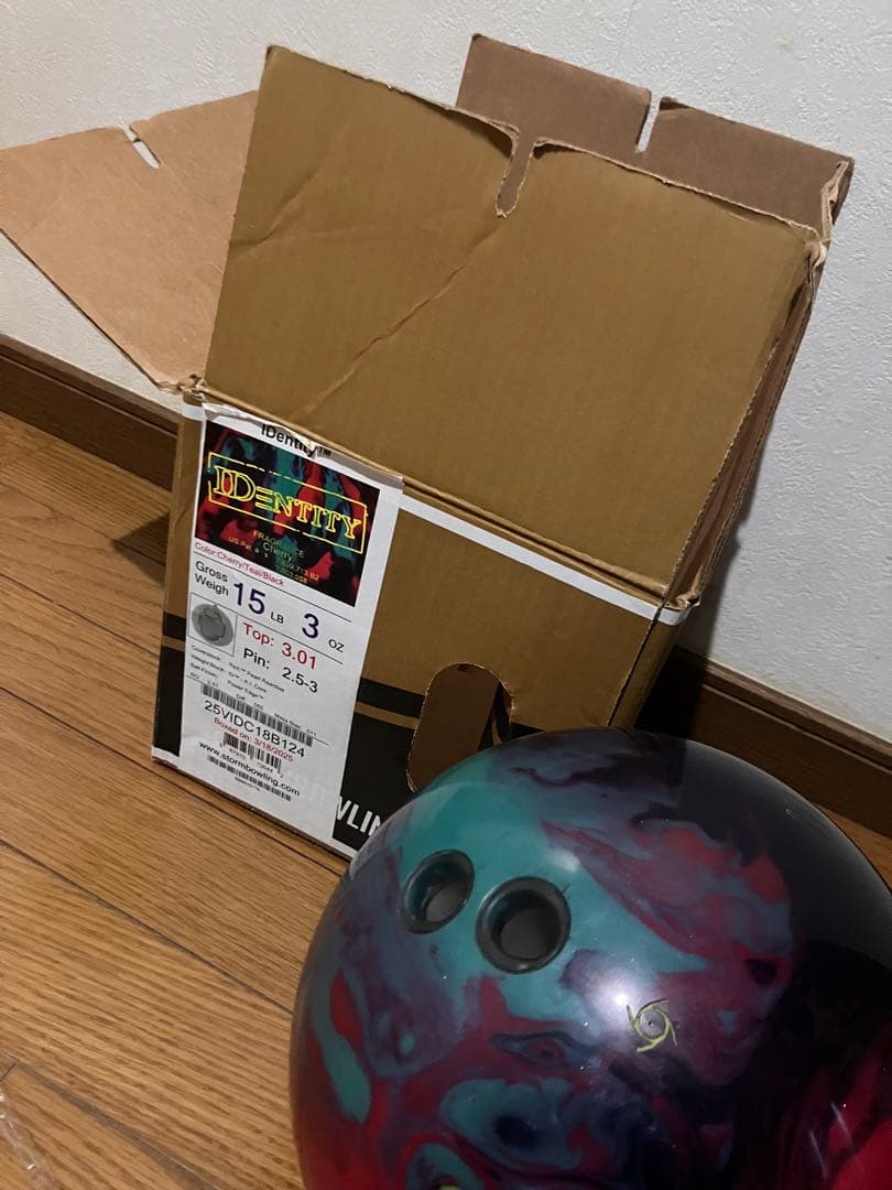 け*ん様 【中古】値下げしました。ボウリングボール アイデンティティ　15ポンド