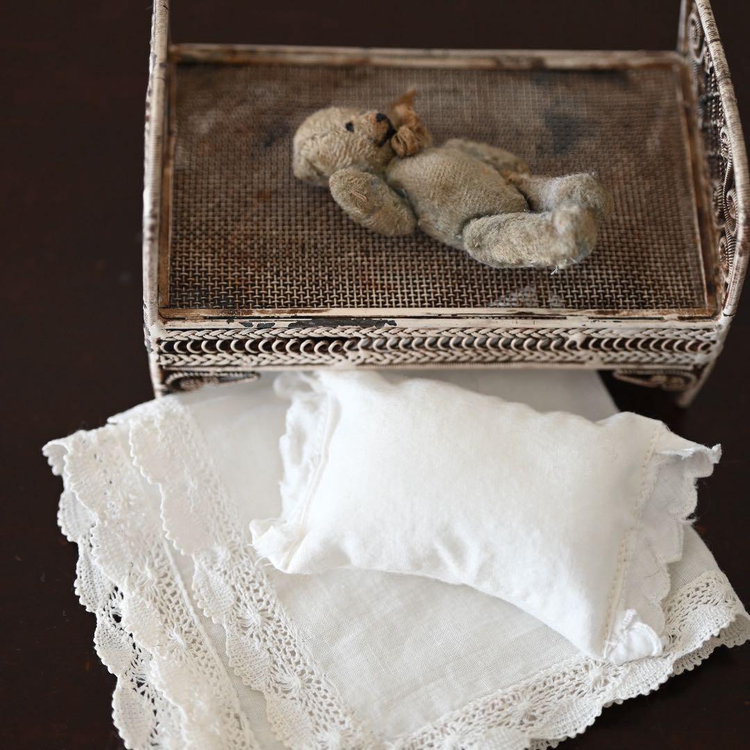 フランスアンティーク　小さなテディベアとベッド