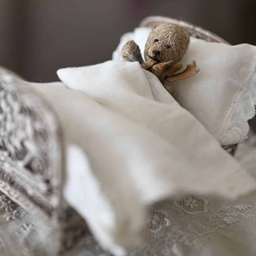 フランスアンティーク　小さなテディベアとベッド