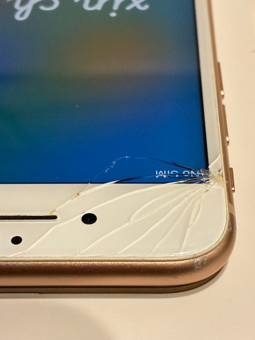 iPhone8 64GBゴールド 、画面、背面にひびあり