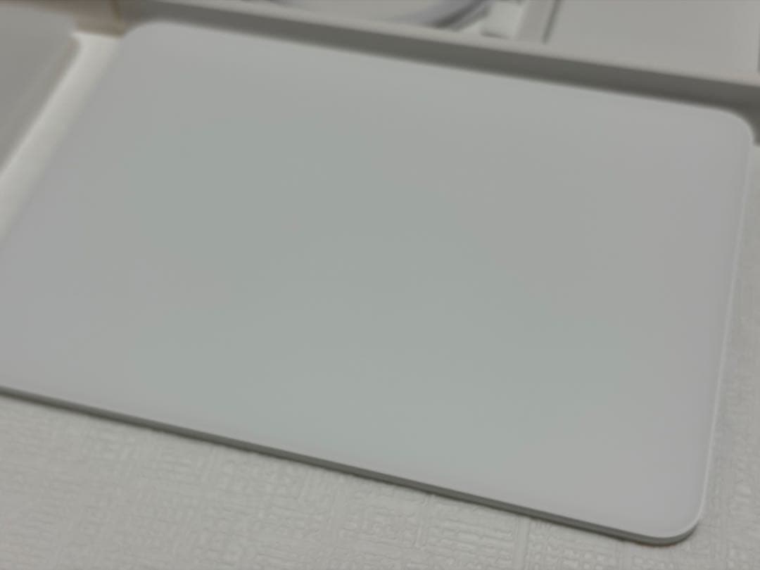 Magic Trackpad（USB‑C）ホワイト（Multi-Touch対応）