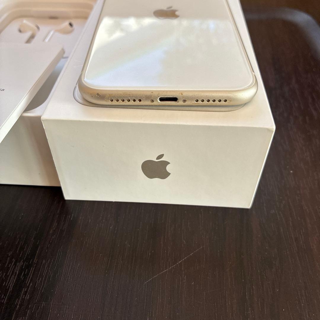 美品　Apple iPhone 11 ホワイト 箱➕未使用イヤフォン付