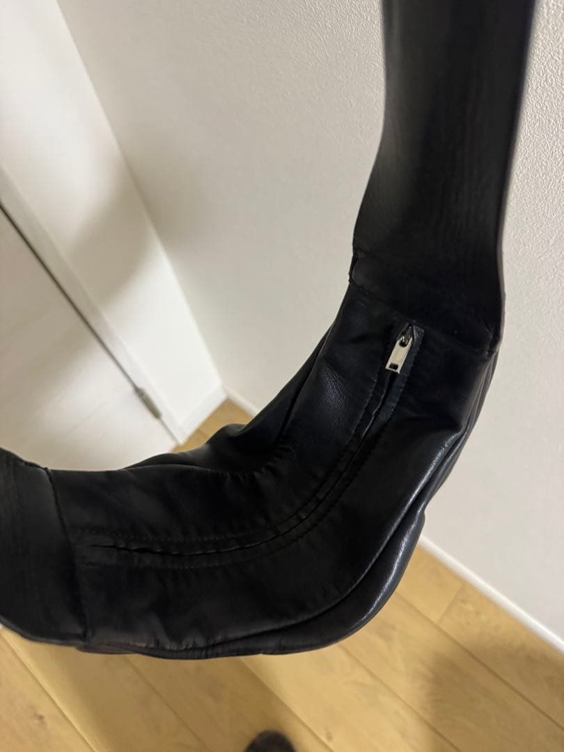 COS クロスボディレザーバッグ ブラック