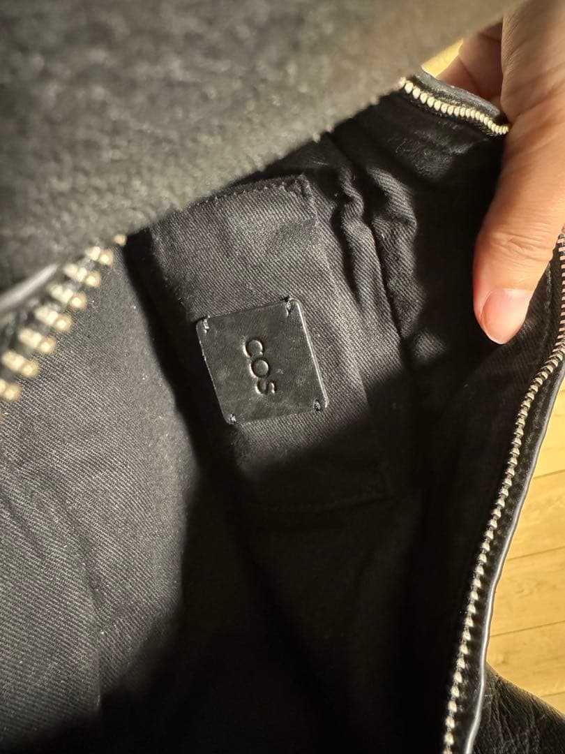 COS クロスボディレザーバッグ ブラック