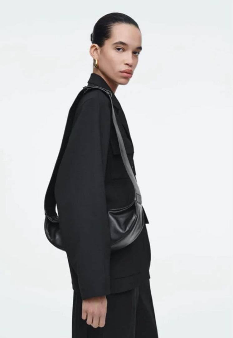 COS クロスボディレザーバッグ ブラック