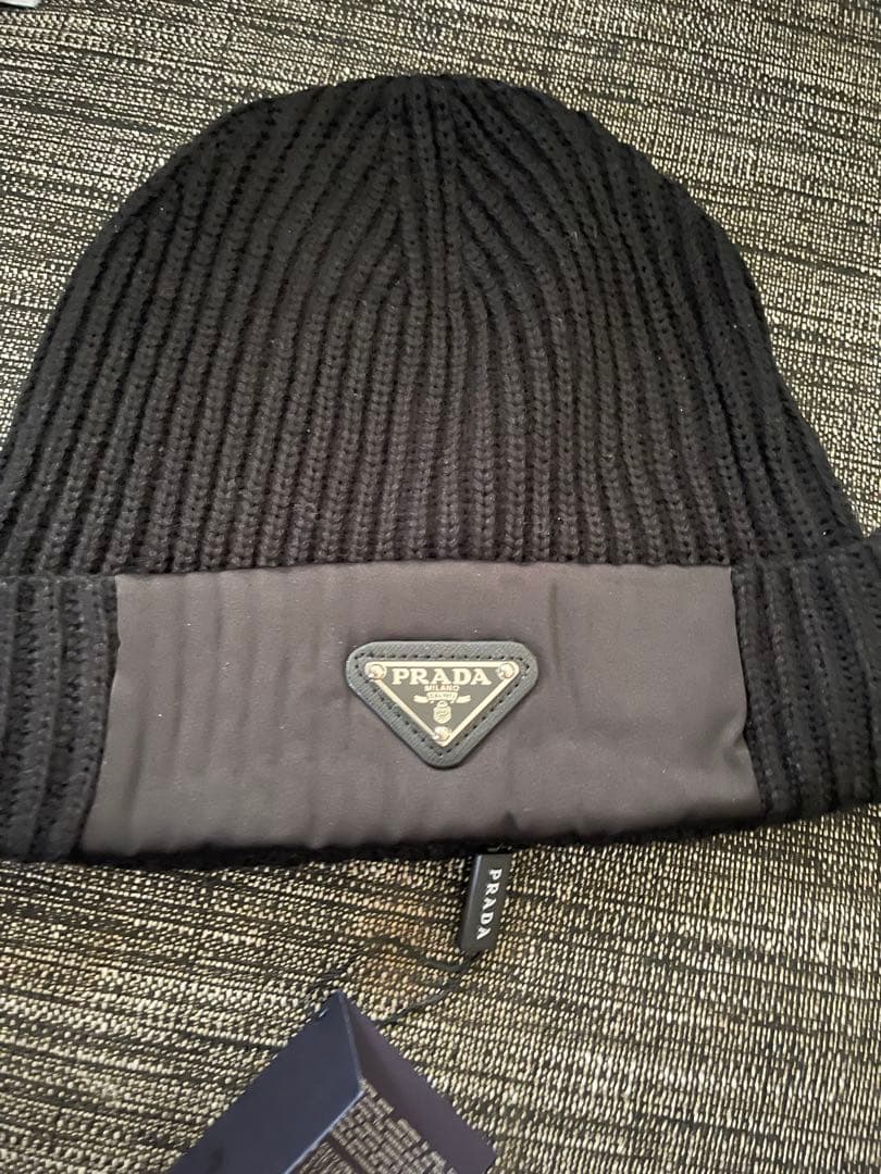 PRADA ブラック ニット帽　ビーニー　ノベルティ