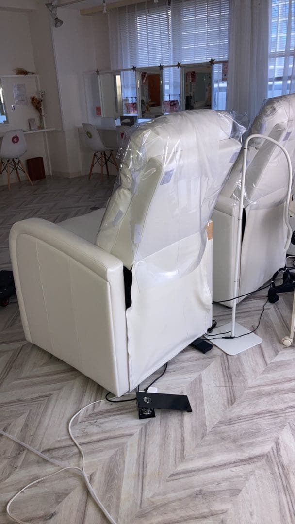 ☆のりせんべいページ☆ホワイト電動リクライニングソファ