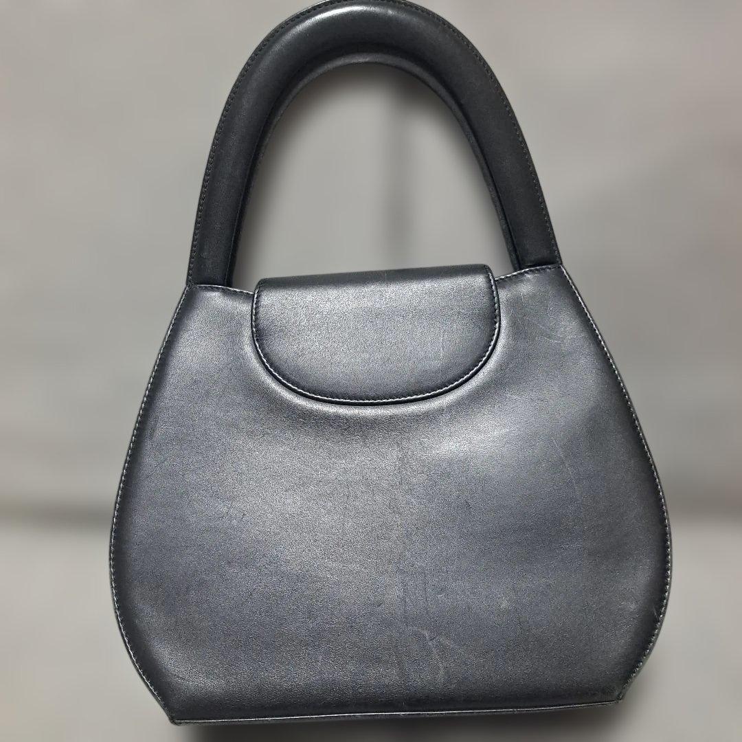 Cartier　黒のハンドバッグ 金色リング付き