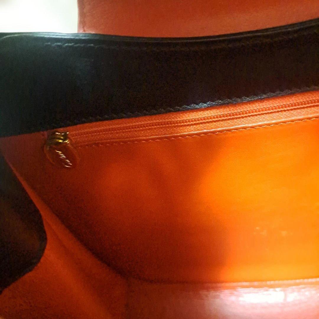 Cartier　黒のハンドバッグ 金色リング付き