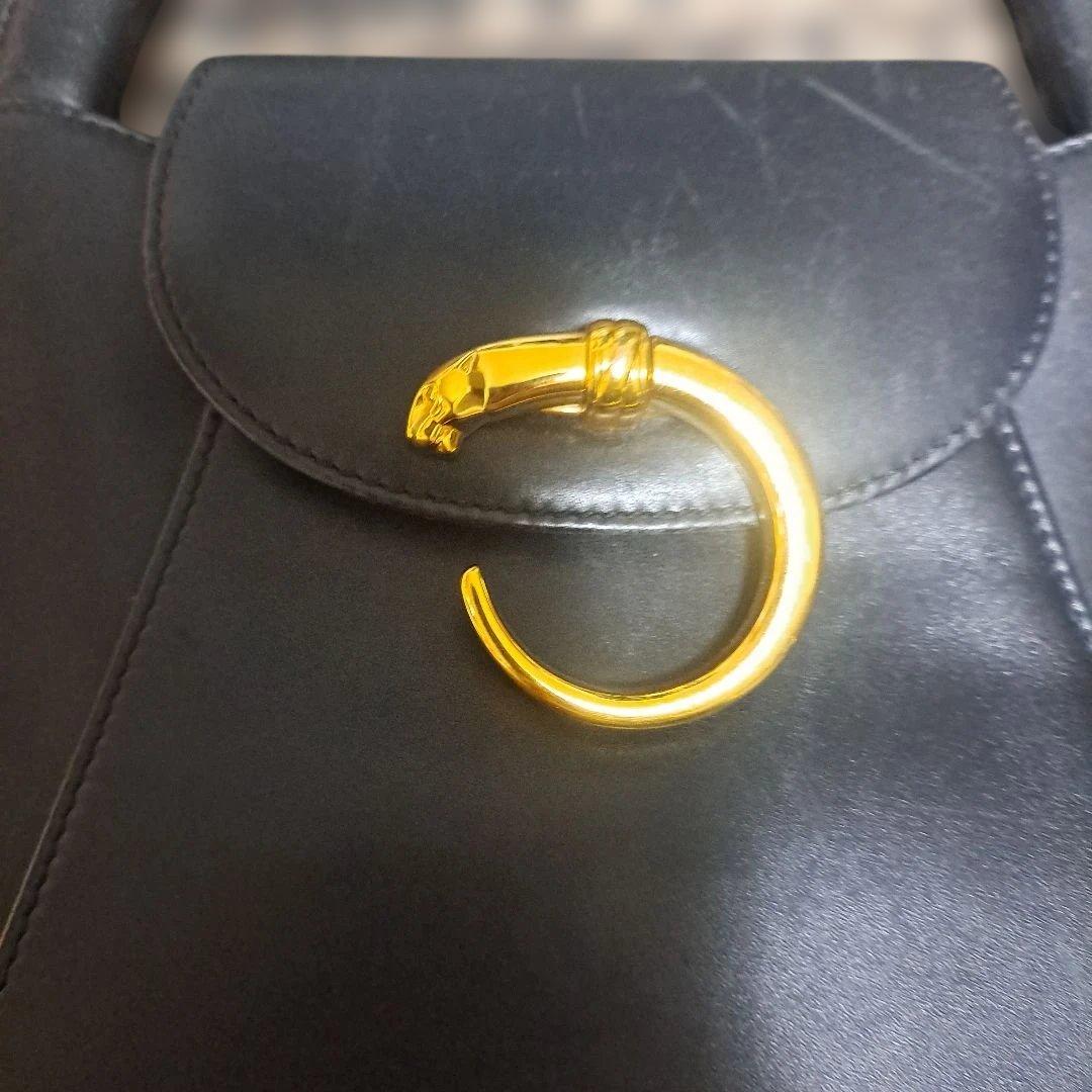 Cartier　黒のハンドバッグ 金色リング付き