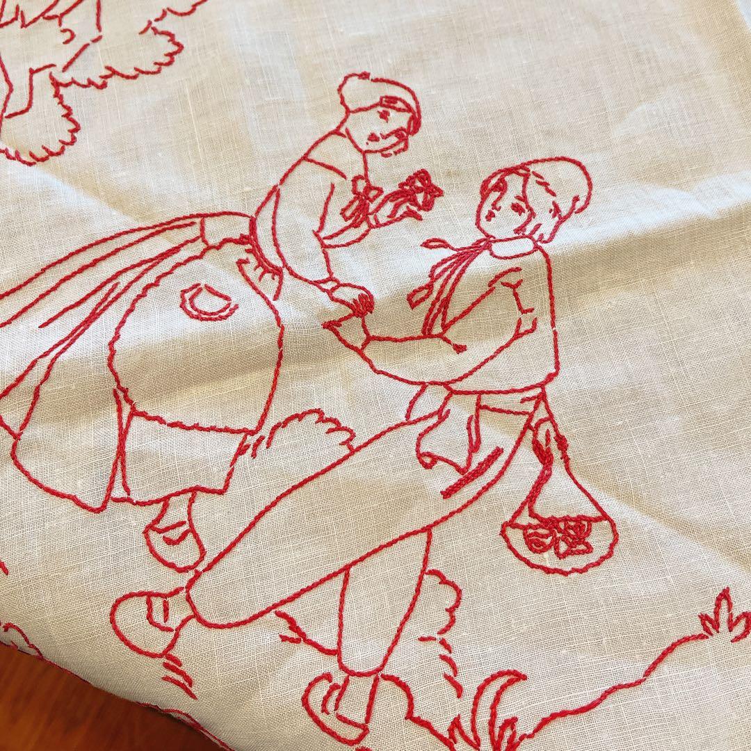 赤い刺繍が可愛いテーブルクロス