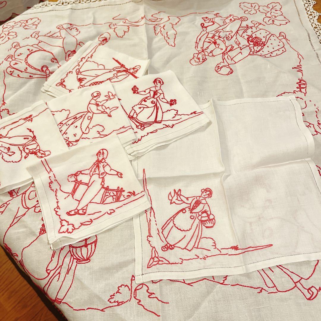 赤い刺繍が可愛いテーブルクロス