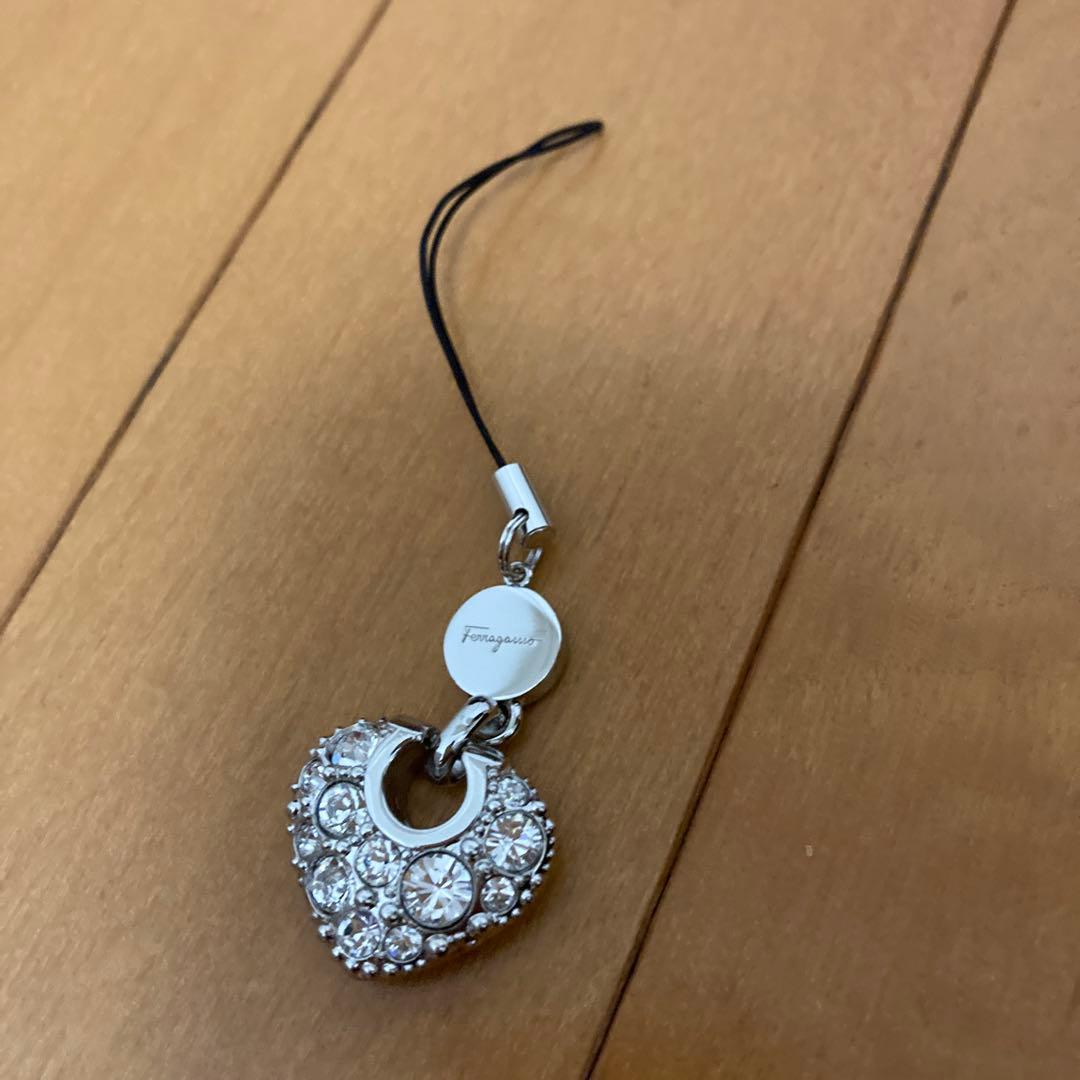 サルヴァトーレフェラガモ　ハート型クリスタルストラップ