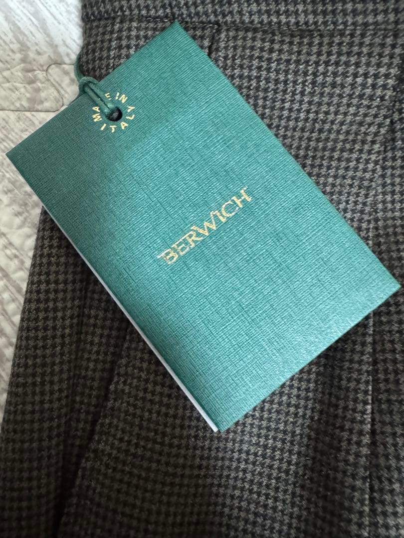 【新品未使用】ベルウィッチ スコッチ　2プリーツテーパードパンツ グレー　48