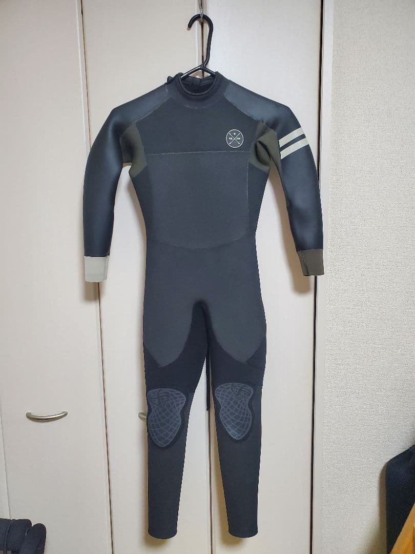 t*4様 FELLOW セミドライ　5㎜3㎜ウェットスーツ　キッズ１４０ 美品