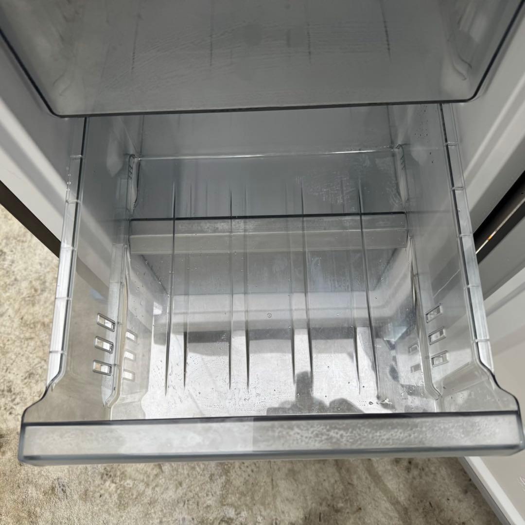 85⭐️2024年製美品★ハイアール　冷蔵庫　スリム　2ドア　マット　一人暮らし