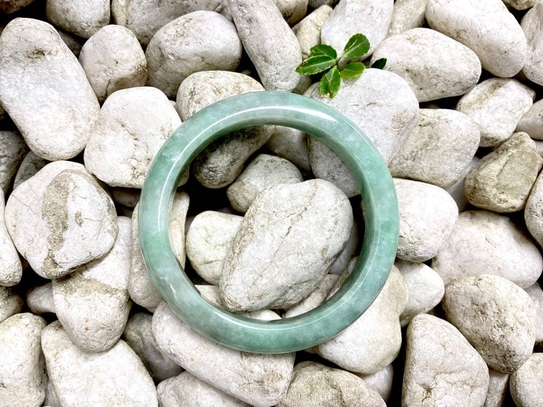 国内唯一の親方のバングル‼️国産品*糸魚川翡翠硬玉　絶品　一生物のお宝‼️　鑑別書付