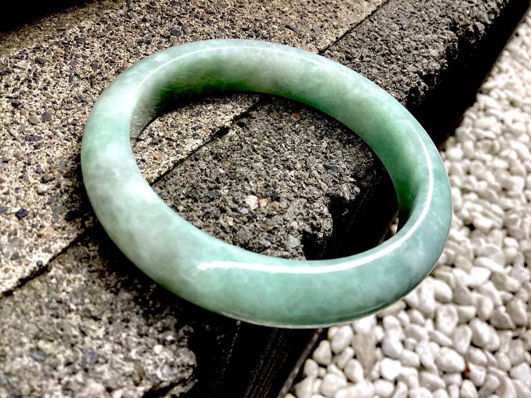 国内唯一の親方のバングル‼️国産品*糸魚川翡翠硬玉　絶品　一生物のお宝‼️　鑑別書付