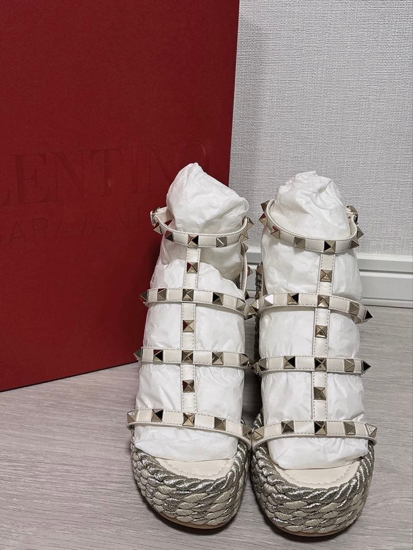 【新品未使用】VALENTINO ロックスタッズ カーフスキン ウェッジサンダル