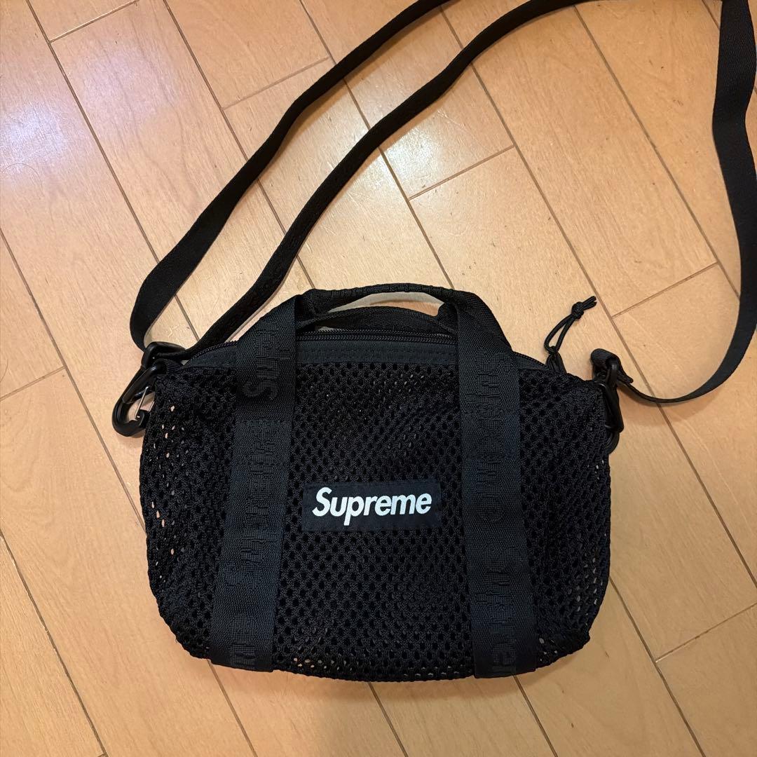 P*e様 supremeショルダーバッグ