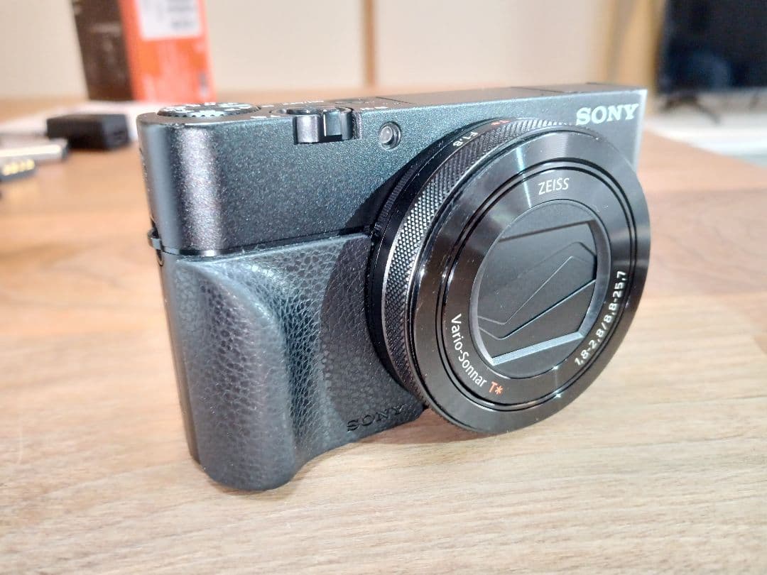 ぐ*ち様 【純正電池計2個+純正グリップ付】SONY DSC-RX100M5 取