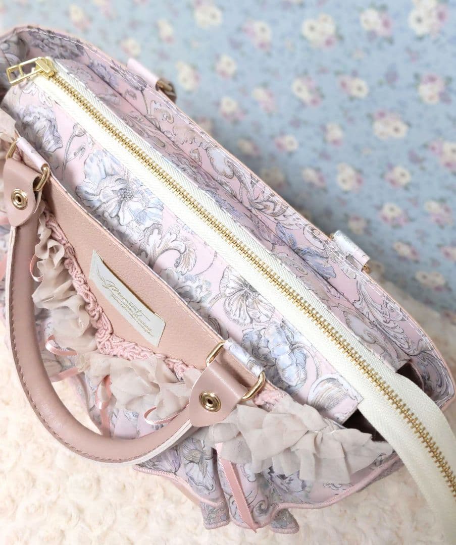 新作　フリルが主役のフラップファスナー付トート　アレキサンダーマーブル