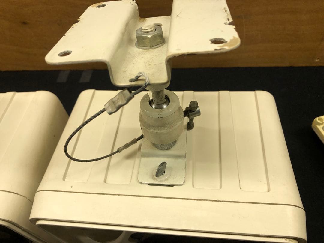 BOSE111ADW ペア 天井吊りブラケット付　中古