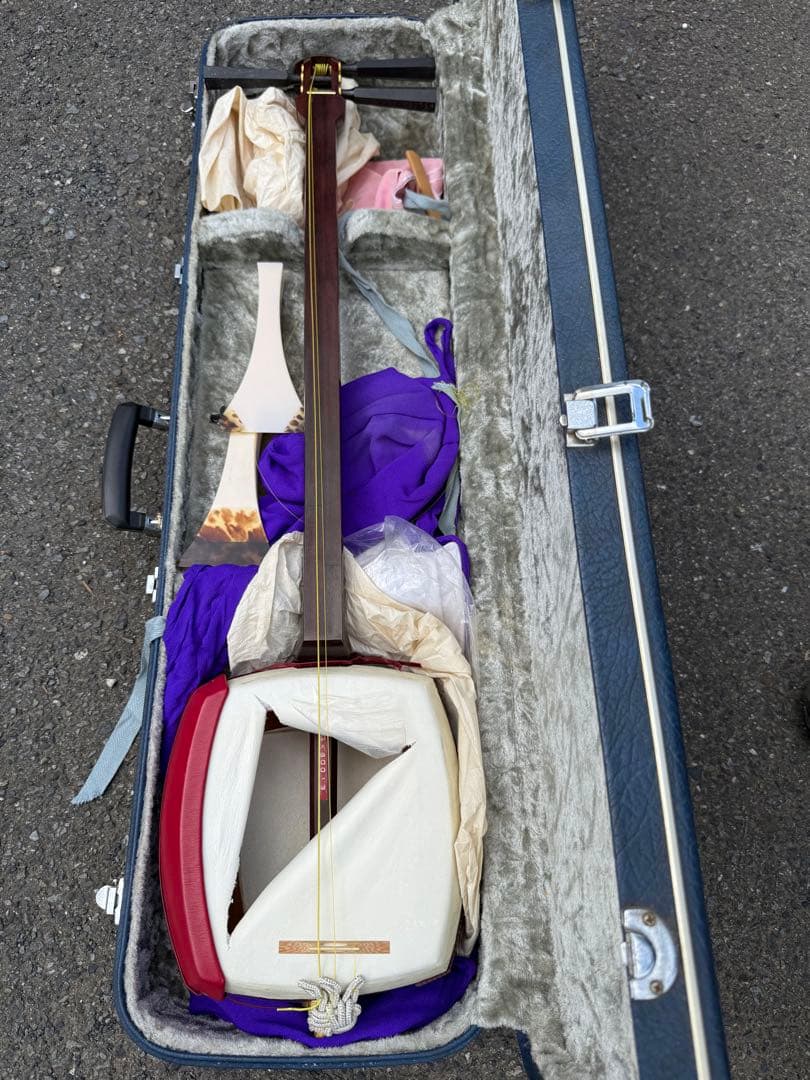 津軽？三味線 棹 太さ 約3cm赤と白のボディ ケース、べっ甲バチ付き付き