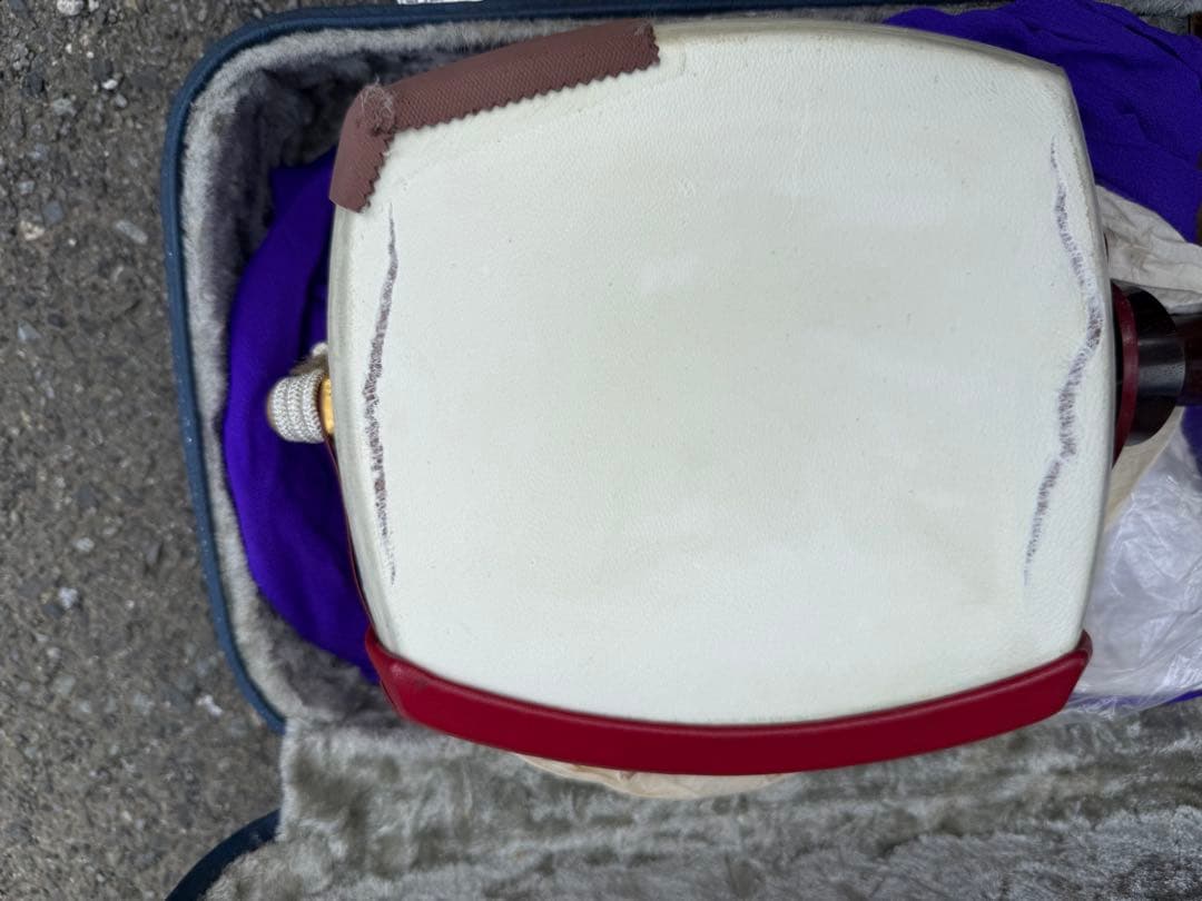 津軽？三味線 棹 太さ 約3cm赤と白のボディ ケース、べっ甲バチ付き付き